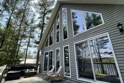 Image de Cozy lakefront cabin with kayaks
