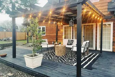 Image de Trendy Willamette Valley Home - Great Location! Pet Friendly Outdoor Pizza Oven