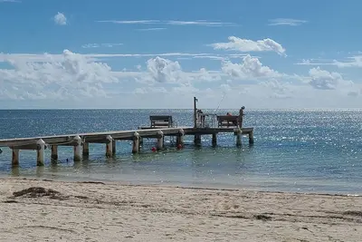 Image de Beachfront townhome. Steps to the beach, dock, pool, and tennis w/pickle ball.