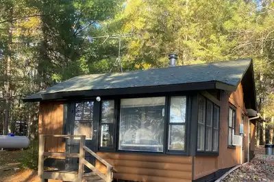 Image de Cozy cabin nestled on the quiet shores of Gull Lake