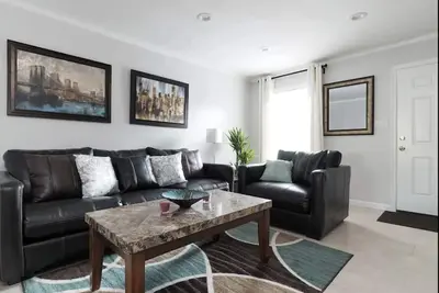 Image de Charming, clean 2 Levels 3 Bed Townhouse, Sanitized!