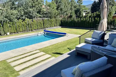 Image de Luxe 5 Bedroom Kelowna Home with Pool