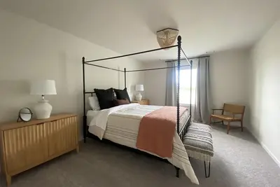 Image de New! ! ! Boiling springs Luxury Lake front home- sleeps 6 people