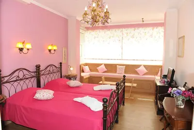 Image de Luxurius boutique hotel with direct access to the sea