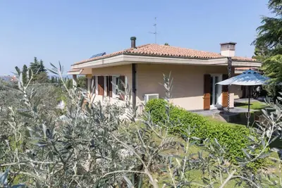 Image de Appartement Trilocale Colline di Bardolino avec Wi-Fi, climatisation et jardin 023006-Loc-00151