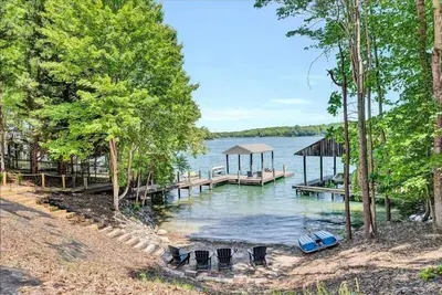 Image de 4 Bedrooms, 1 Flex Room, 4 Bathrooms! Beautiful Home with Sandy Beach! Occupancy 8! Hot Tub! Come