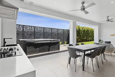 Image de Beach Haven - Walk to the beach. Byo Linen