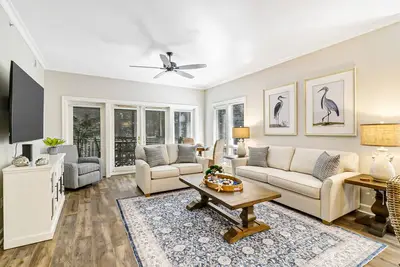 Image de Renovated villa w/ lush nature views & screened porch only steps to the beach