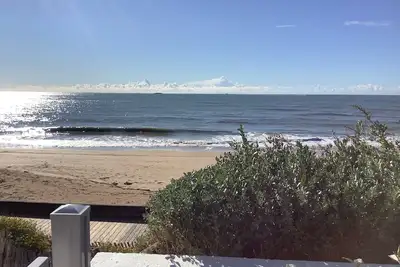 Image de appartement avec jardin privé et accès direct à la mer