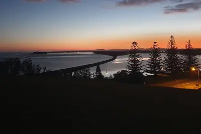 Image de 24\/7 a renovated 3 bedroom holiday home facing the peaceful Manning River