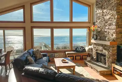 Image de Beachfront! Beautiful home with amazing views!