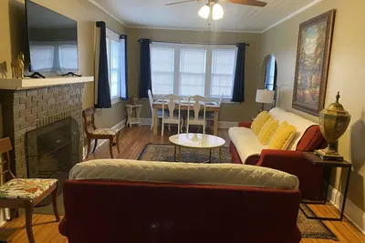 Image de Cheerful Spacious 4 Bedroom 2 Bath & plenty parking