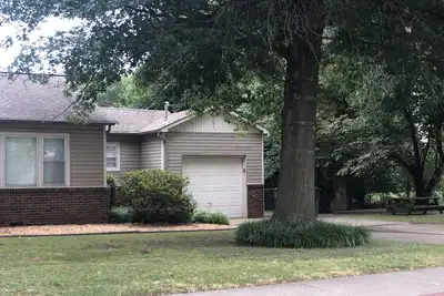 Image de Stunning home in the middle of midtown close to fairgrounds.