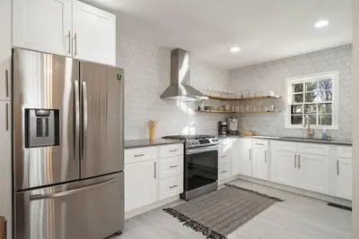 Image de Expo's Cheerful 4-Bed w/Firepit Cherry St, UticaSq