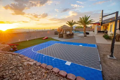 Image de 3400 SqFt House W/40Ft Heatable Pool/Spa- Strip View