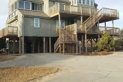 Image de Beautiful home in quick walking distance to private beach/pool