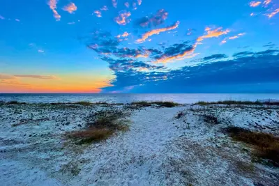 Image de 5 Bedroom Beach House Slps 12 - Private Beach - Shells - Fishing -Screened porch