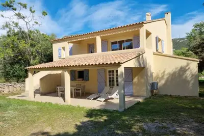 Grand appartement de 104 m2  situé dans un parc d'oliviers sauvages