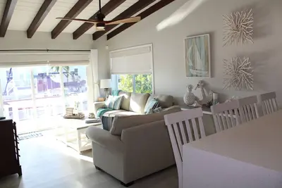 Image de Salty Air Retreat. 2 Bedroom 1 Bathroom Half Duplex. Dockside.