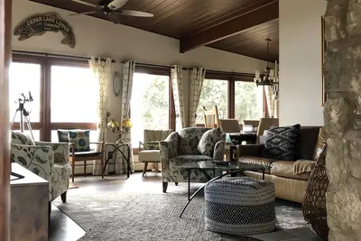 Image de Fenced in yard! Lovely Mid Century Feel with all Bedrooms facing the Water!