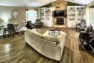 Image de 10 guest Home w/GameRoom, Bbq, FirePit, Near Atl