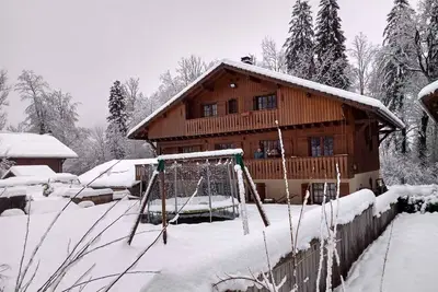 Image de chambre 4 personnes cosy et déco montagne avec possibilité table d’hôtes