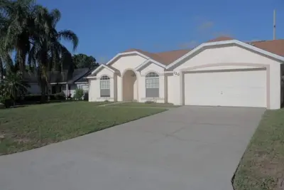 Image de 🌈✨ Magical Pink Disney Getaway | Family Fun 🏊‍♀️ • Pool 🅿️ • 3br/2ba 🛏️🛁