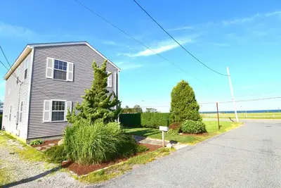 Image de This house is a 3 bedroom(s), 2 bathrooms, located in Narragansett, Ri.