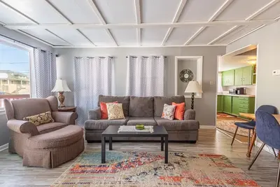 Image de Rustic 2 Bedroom Boho Apartment