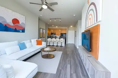 Image de Poolside Comfort | 2br Galleria Stay w/ Garage