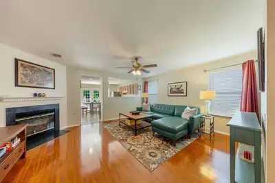 Image de 2b2b w/ full backyard. Centrally located in S. Atx - small trained dog friendly