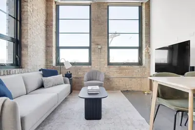 Image de Roomy Lincoln Park 2br w/ Lounge, Roof & Gym, near DePaul, by Blueground