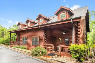 Image de Ozark Country Cabin with Fireplace and Screened Balcony - Minutes from Shows!
