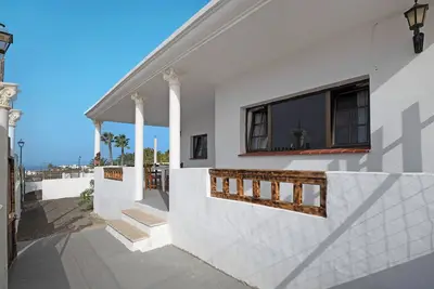 Image de \"La Ratona\" avec vue sur mer, jardin et Wi-Fi.