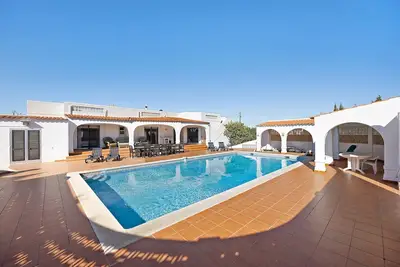 Image de Villa Brisa do Mar avec vue sur la mer, piscine, jardin et Wi-Fi.