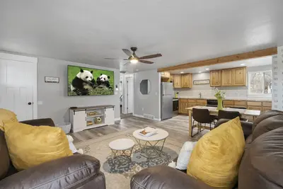 Image de Cozy, newly-remodeled, pet and kid friendly entire home!