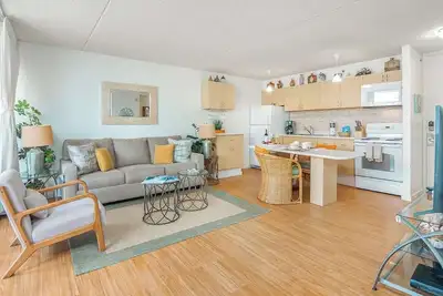 Image de 10fl Waikiki Banyan, Steps to Beach & Free Parking