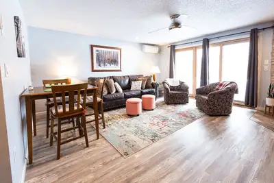Image de Remodeled Condo| Mins to attractions| Nordic Village Amenities