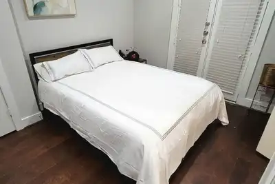 Image de 3 Br 2200 sq ft Downtown gated luxury town home adjacent to listing 1062023