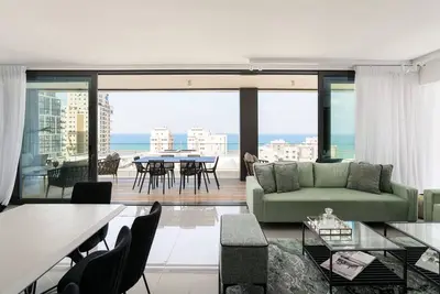 Luxury Executive 4br with Terrace & Sea View by FeelHome