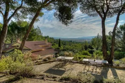 Image de Maison Familiale au Cœur du Luberon avec Piscine et Vues Panoramiques