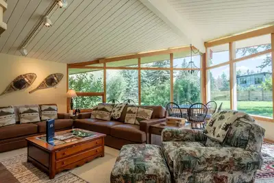 Baldy View Home - Sunny Home with Mountain Views & Large Private Yard.