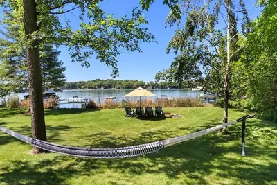 Image de Whitewater Lakefront Lodge with 200 Feet Shoreline Docks Sunset Views