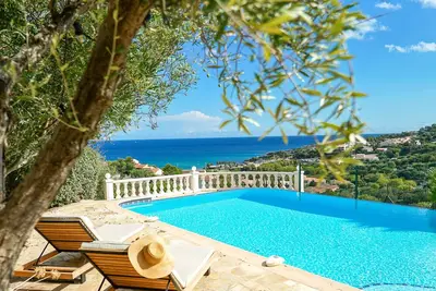 Image de Spacieuse propriété pour une grande famille avec vue mer panoramique