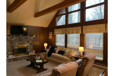 Image de Mountain Lodge by the Lake in the Poconos