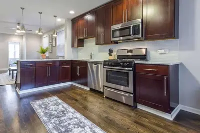 Image de 4/2 Home + Foosball Table | Near Wrigley