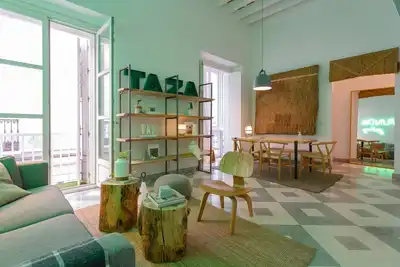 Image de The Queen's Designer Apartment by Cadiz4Rentals