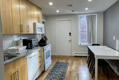 Image de 3 Bedroom Apt in Central Cambridge, walk to Harvard/Mit, in-unit laundry & A/C