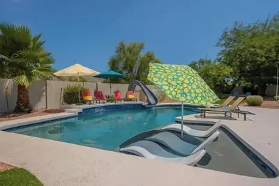 Stunning 5 Bed Luxury Oasis, Heated Salt Pool/Hot Tub, Large Yard For Games