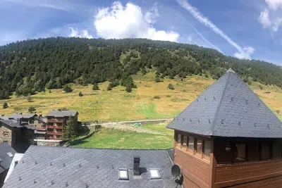 Image de Casita de madera a Peu del Riu Incles. Sol y Nieve